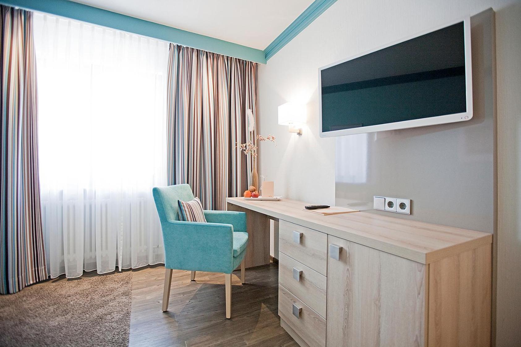 Hotel Krone Ohg Герлинген Стая снимка