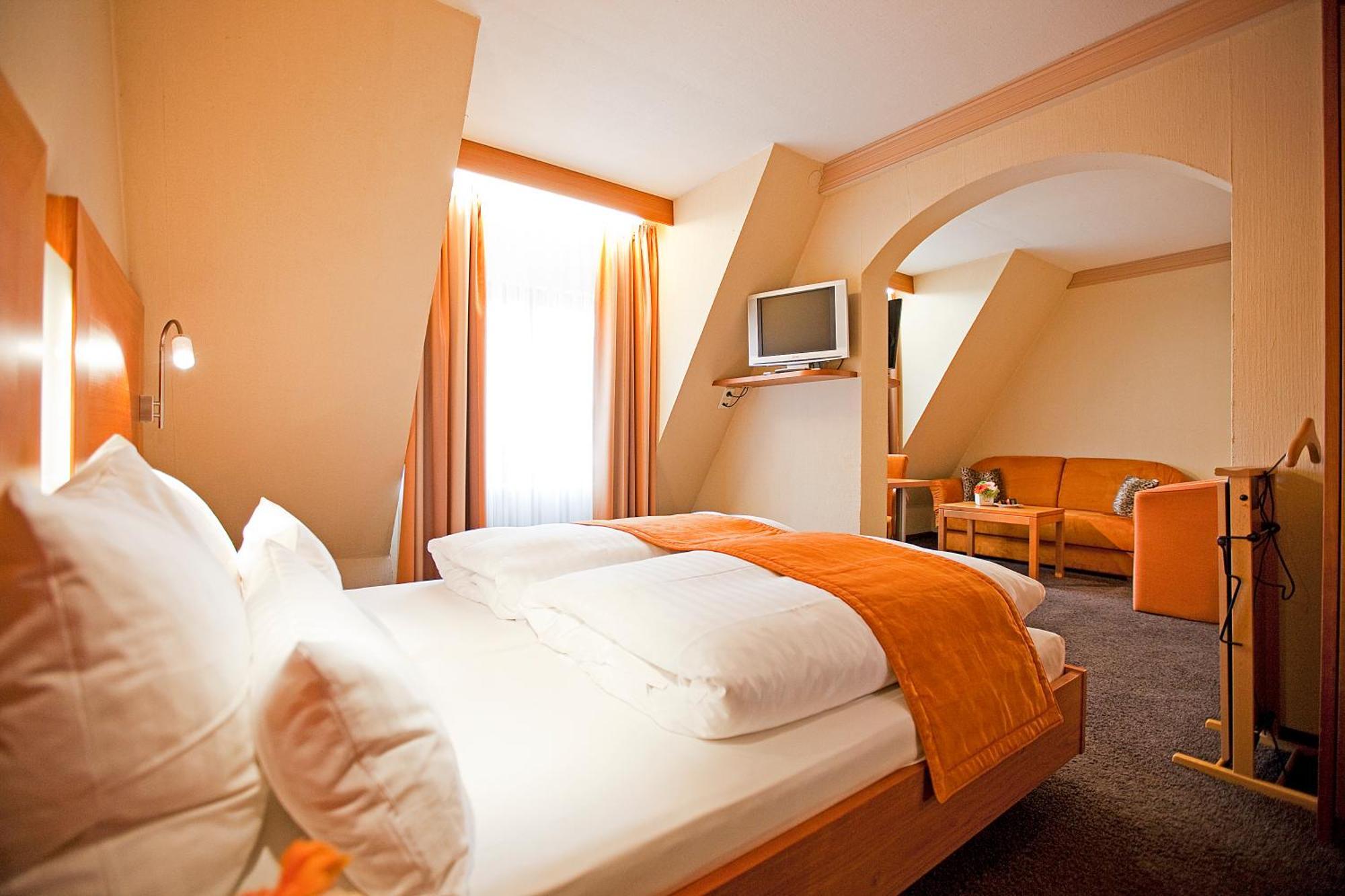 Hotel Krone Ohg Герлинген Стая снимка