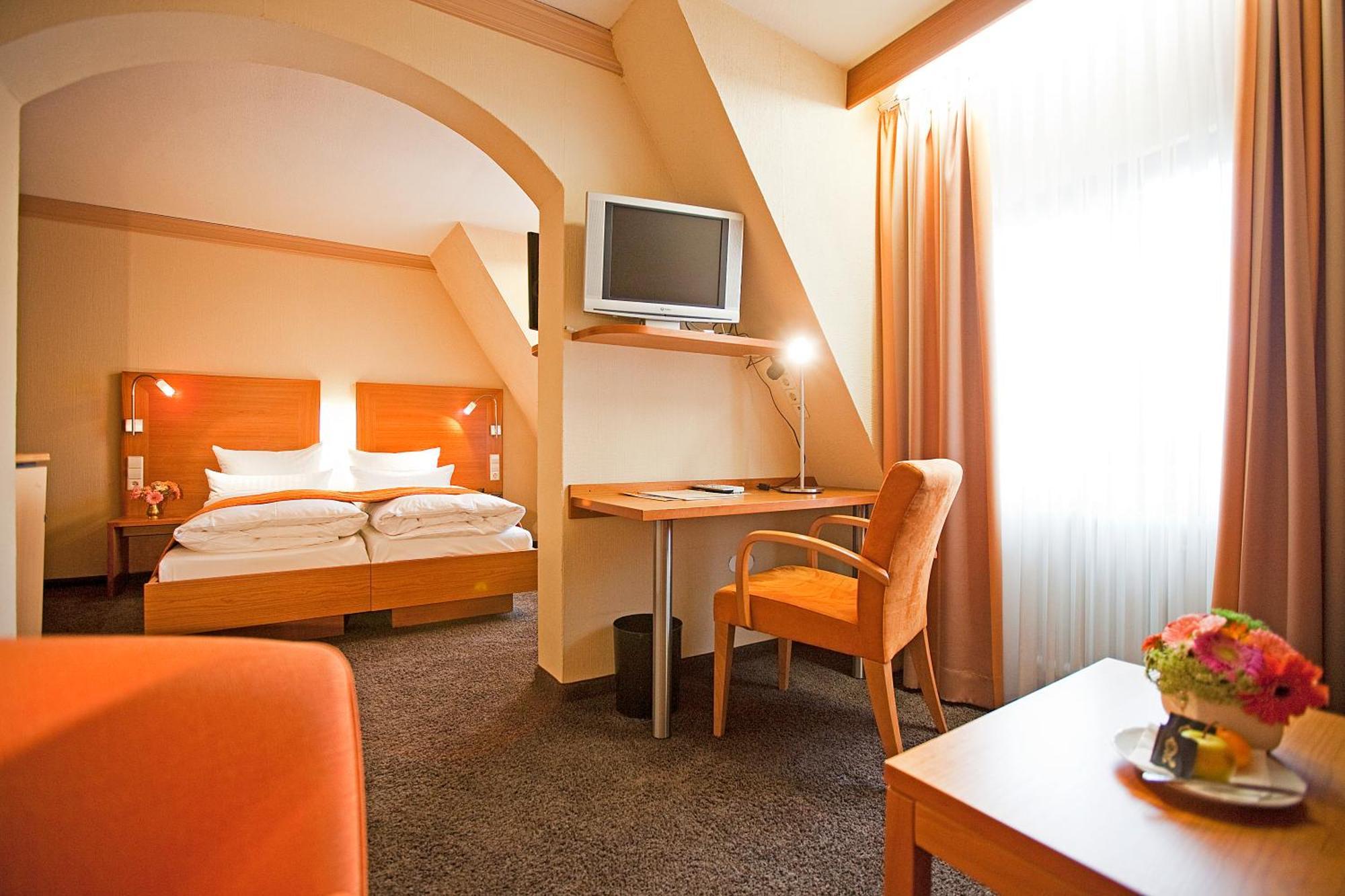 Hotel Krone Ohg Герлинген Стая снимка