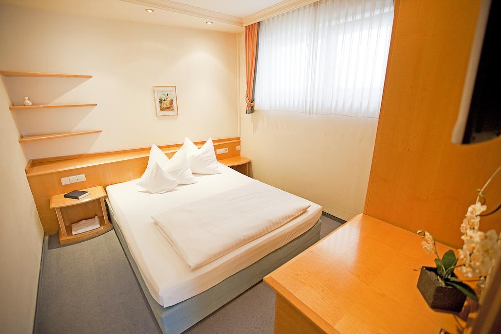 Hotel Krone Ohg Герлинген Стая снимка