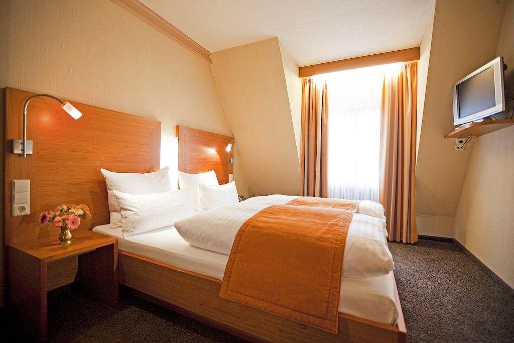 Hotel Krone Ohg Герлинген Стая снимка