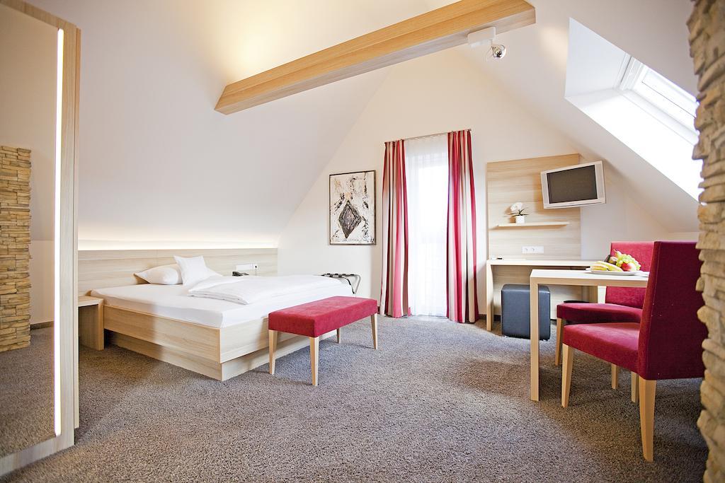 Hotel Krone Ohg Герлинген Стая снимка